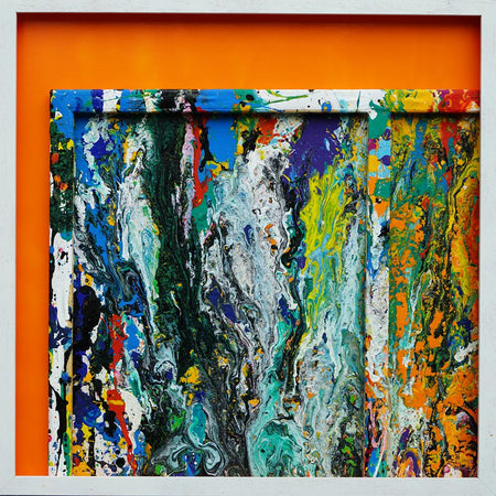 Quadratisches Kunstwerk RE 20 mit intensiven Farbschlieren in Grün, Blau, Orange und Weiß, eingefasst in weißem Rahmen mit leuchtend orangem Hintergrund – Magie aus den Resten eines Farbexperiments. Atelier Hellbusch.