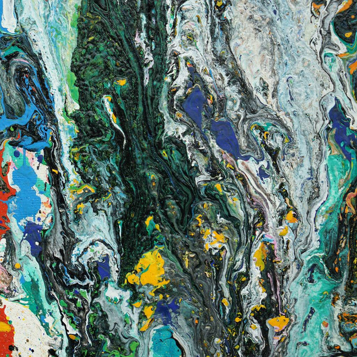 Quadratisches Kunstwerk RE 20 mit intensiven Farbschlieren in Grün, Blau, Orange und Weiß, eingefasst in weißem Rahmen mit leuchtend orangem Hintergrund – Magie aus den Resten eines Farbexperiments (Nahaufnahme). Atelier Hellbusch.