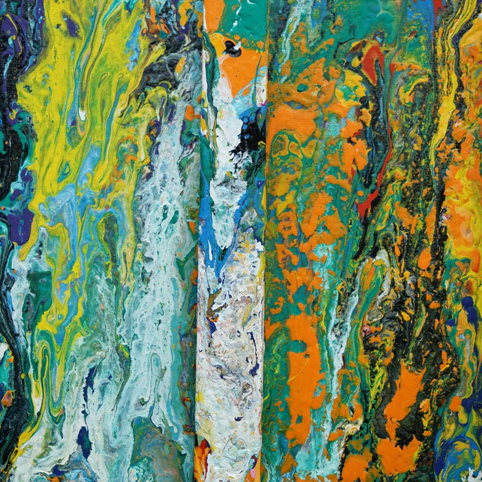 Quadratisches Kunstwerk RE 20 mit intensiven Farbschlieren in Grün, Blau, Orange und Weiß, eingefasst in weißem Rahmen mit leuchtend orangem Hintergrund – Magie aus den Resten eines Farbexperiments (Nahaufnahme). Atelier Hellbusch.