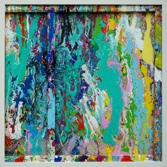 RE 21 zeigt ein abstraktes Farbrelief aus Türkis, Rosa, Gelb, Schwarz und Weiß – entstanden aus aufgefangener Farbe, gerahmt in Weiß mit räumlicher Tiefe. Atelier Hellbusch.