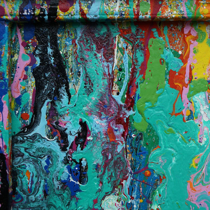 RE 21 zeigt ein abstraktes Farbrelief aus Türkis, Rosa, Gelb, Schwarz und Weiß – entstanden aus aufgefangener Farbe, gerahmt in Weiß mit räumlicher Tiefe (Nahaufnahme). Atelier Hellbusch.