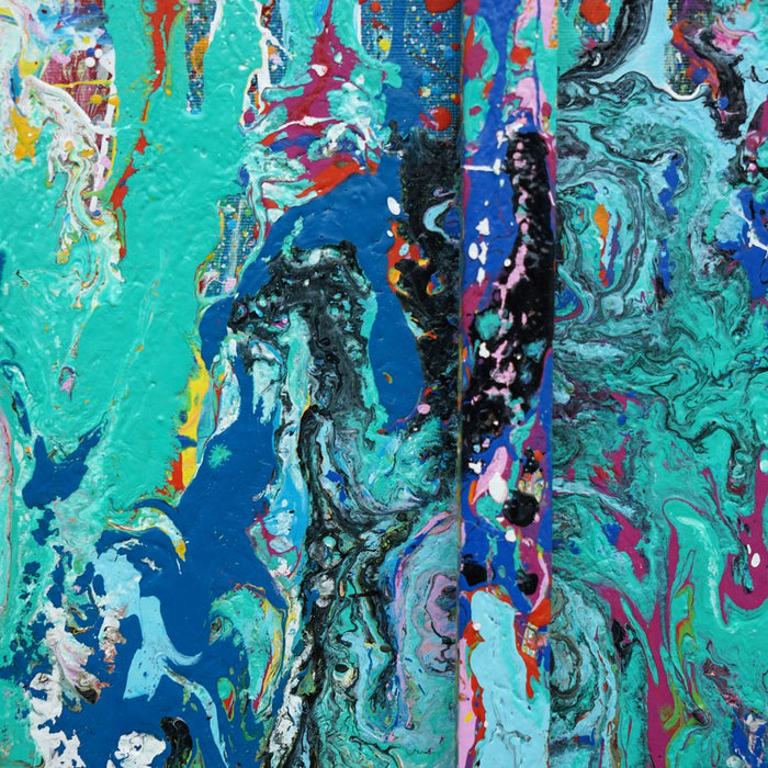 RE 21 zeigt ein abstraktes Farbrelief aus Türkis, Rosa, Gelb, Schwarz und Weiß – entstanden aus aufgefangener Farbe, gerahmt in Weiß mit räumlicher Tiefe (Nahaufnahme). Atelier Hellbusch.