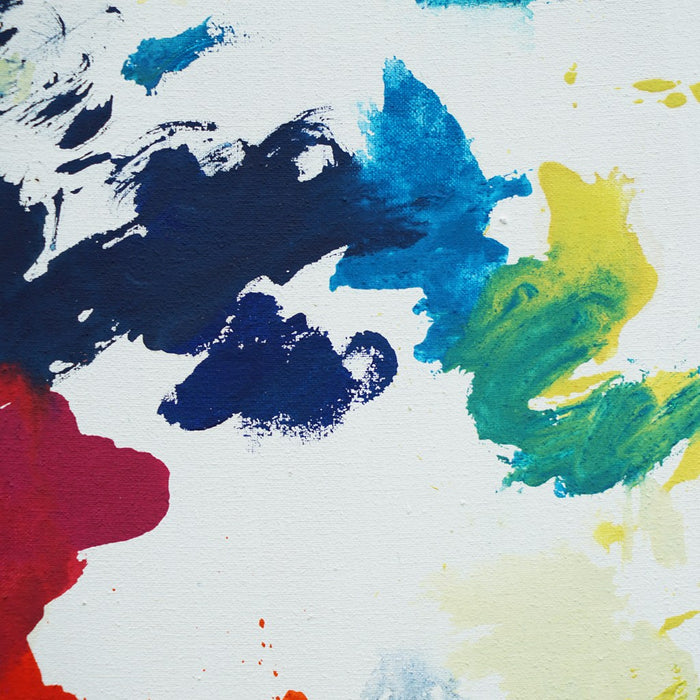 RE 22 zeigt spontane, farbige Spuren auf weißem Grund – ein abstraktes Werk mit roten, gelben, blauen und grünen Farbflächen auf Leinwand, 30x24cm, 2025 (Ausschnitt). Atelier Hellbusch.