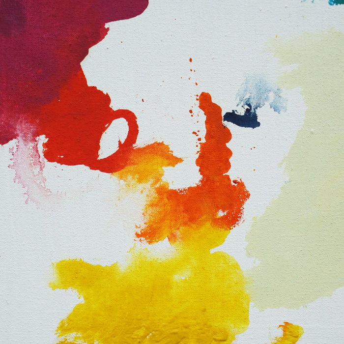 RE 22 zeigt spontane, farbige Spuren auf weißem Grund – ein abstraktes Werk mit roten, gelben, blauen und grünen Farbflächen auf Leinwand, 30x24cm, 2025 (Ausschnitt). Atelier Hellbusch.