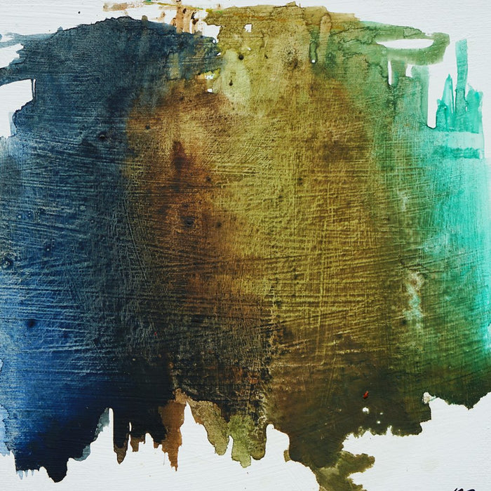 Abstraktes Kunstwerk RE 23 mit organischer, breiter Farbspur in Blau, Braun und Grün auf weißer Leinwand. Fragmentarische Struktur, 40x30cm, 2025. Atelier Hellbusch.