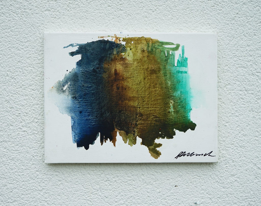 Abstraktes Kunstwerk RE 23 mit organischer, breiter Farbspur in Blau, Braun und Grün auf weißer Leinwand. Fragmentarische Struktur, 40x30cm, 2025. Atelier Hellbusch.