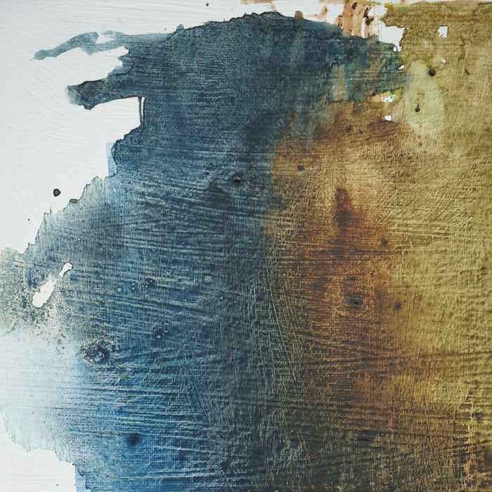 Abstraktes Kunstwerk RE 23 mit organischer, breiter Farbspur in Blau, Braun und Grün auf weißer Leinwand. Fragmentarische Struktur, 40x30cm, 2025 (Nahaufnahme). Atelier Hellbusch.