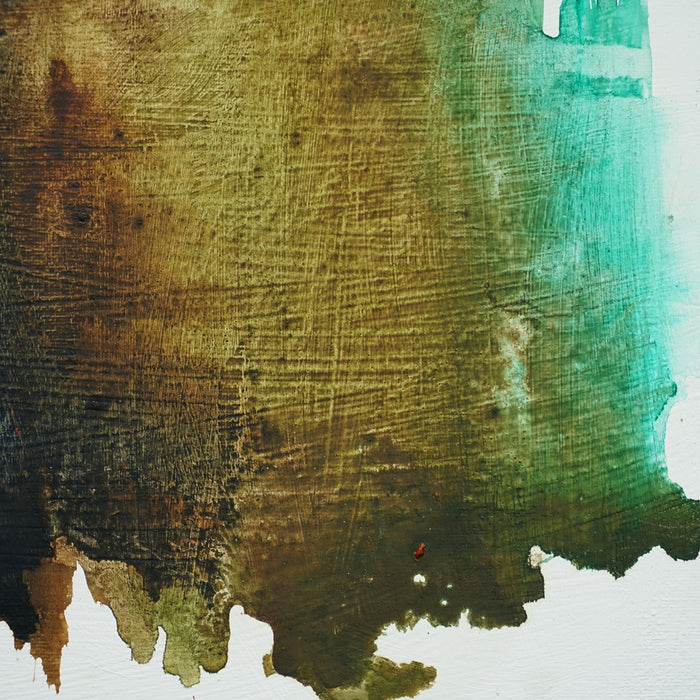 Abstraktes Kunstwerk RE 23 mit organischer, breiter Farbspur in Blau, Braun und Grün auf weißer Leinwand. Fragmentarische Struktur, 40x30cm, 2025 (Nahaufnahme). Atelier Hellbusch.