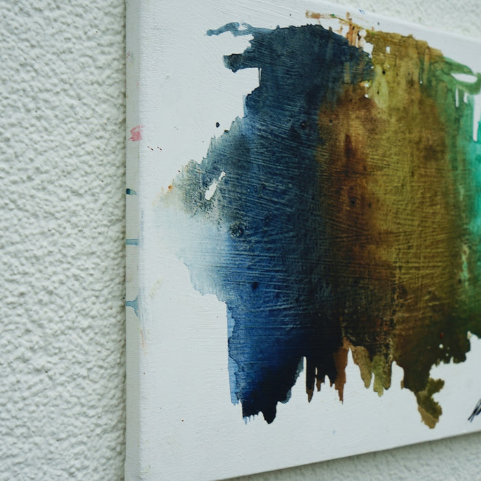 Abstraktes Kunstwerk RE 23 mit organischer, breiter Farbspur in Blau, Braun und Grün auf weißer Leinwand. Fragmentarische Struktur, 40x30cm, 2025 (Seitenaufnahme). Atelier Hellbusch.