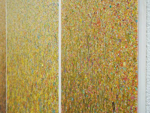 RE3 ist ein Kunstwerk bestehend aus zwei "Organic Grounds". Viele helle bunte Farbpunkte verwandeln sich nach unten hin in Farbstriche. Sie werden in ihrer Farblichkeit auch kräftiger: Braun, Gelb, Orange, Ocker und Blau sind zu sehen. Die aufeinander geklebte Bilder sind beide weiß eingerahmt. Zeitgenössische Kunst (Seitenansicht). ARTLET | Atelier Hellbusch