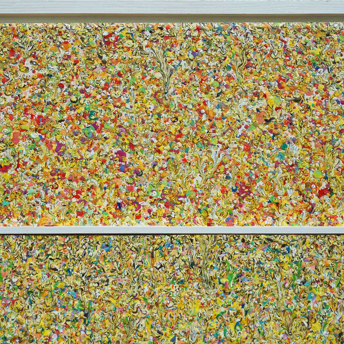 RE3 ist ein Kunstwerk bestehend aus zwei "Organic Grounds" (Nahaufnahme). Viele helle bunte Farbpunkte verwandeln sich nach unten hin in Farbstriche. Sie werden in ihrer Farblichkeit auch kräftiger: Braun, Gelb, Orange, Ocker und Blau sind zu sehen. Die aufeinander geklebte Bilder sind beide weiß eingerahmt. Zeitgenössische Kunst. ARTLET - Atelier Hellbusch