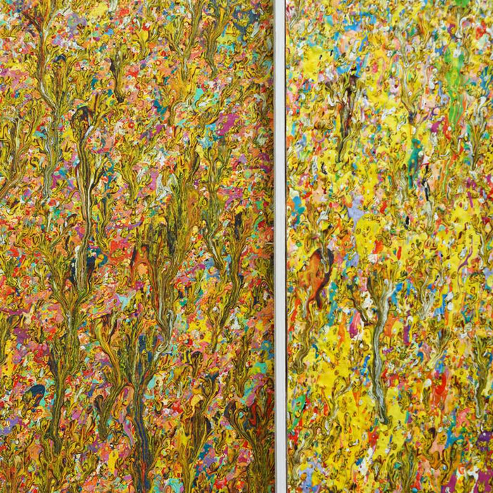 RE3 ist ein Kunstwerk bestehend aus zwei "Organic Grounds" (Nahaufnahme). Viele helle bunte Farbpunkte verwandeln sich nach unten hin in Farbstriche. Sie werden in ihrer Farblichkeit auch kräftiger: Braun, Gelb, Orange, Ocker und Blau sind zu sehen. Die aufeinander geklebte Bilder sind beide weiß eingerahmt. Zeitgenössische Kunst. ARTLET - Atelier Hellbusch