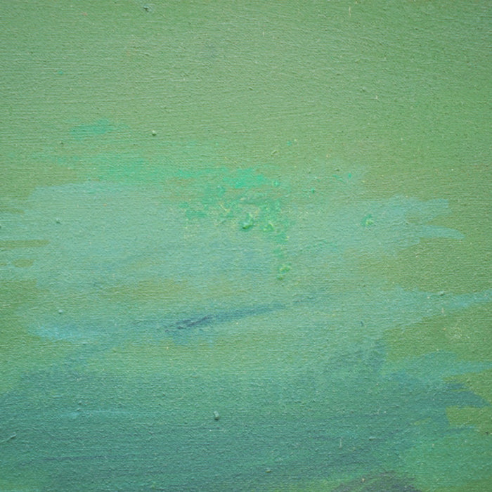 Abstraktes Gemälde „RE 30“ von Mark Hellbusch, Öl auf Leinwand, 40 × 30 cm, grüne Grundfläche mit horizontal geschichteten Blau-, Grau- und Erdtönen, reduzierte experimentelle Oberfläche (Ausschnitt).