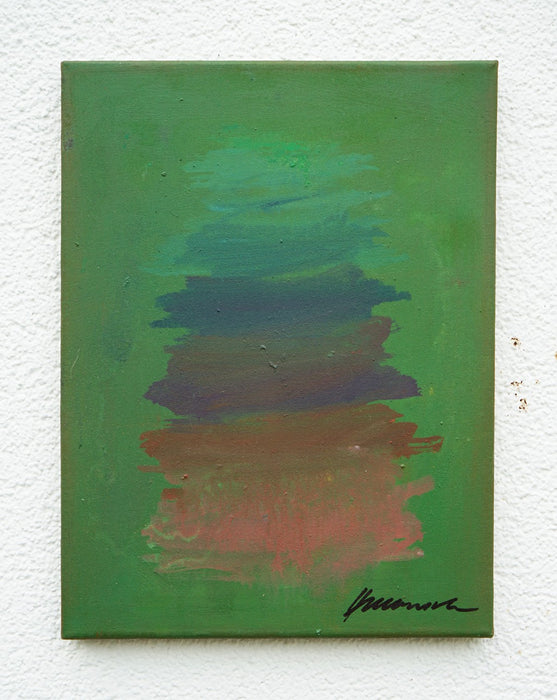 Abstraktes Gemälde „RE 30“ von Mark Hellbusch, Öl auf Leinwand, 40 × 30 cm, grüne Grundfläche mit horizontal geschichteten Blau-, Grau- und Erdtönen, reduzierte experimentelle Oberfläche.