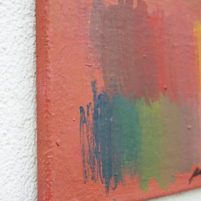 Abstraktes Gemälde „RE 31“ von Mark Hellbusch, Öl auf Leinwand, 40 × 30 cm, roséfarbener Grund mit grünen, blauen und gelben Farbfeldern, experimentelle Oberfläche (Seitenansicht).