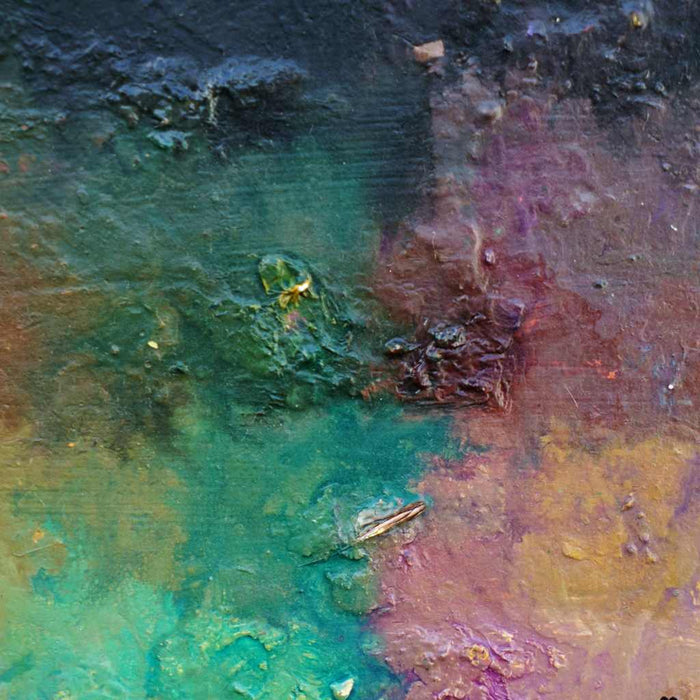 Abstraktes Gemälde „RE 33“ von Mark Hellbusch, Öl auf Leinwand, 30 × 24 cm, dunkle Farbschichten mit grünen und ockerfarbenen Akzenten, experimentelle Oberfläche (Ausschnitt).