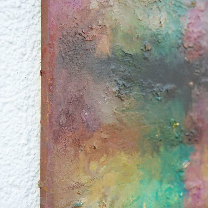 Abstraktes Gemälde „RE 33“ von Mark Hellbusch, Öl auf Leinwand, 30 × 24 cm, dunkle Farbschichten mit grünen und ockerfarbenen Akzenten, experimentelle Oberfläche (Ausschnitt).