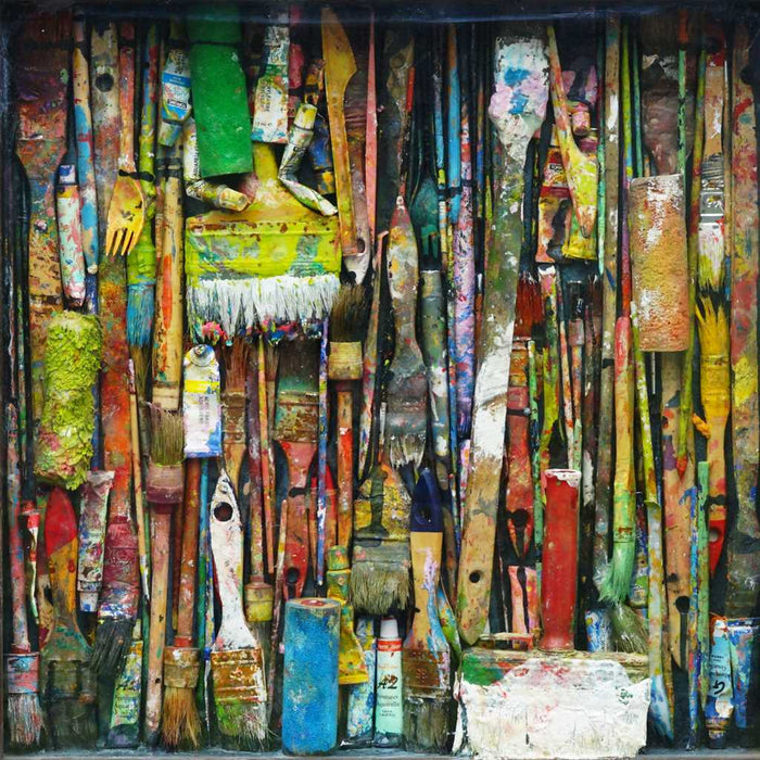 "RE 1" ist das Ergebnis eines kreativen Experiments und ein herausragendes Beispiel für zeitgenössische Kunst. Dieses 2012 entstandene Wandobjekt zeigt alte Pinsel, Tuben, Farbroller und mehr, hinter Glas und Rahmen arrangiert. Die lebendigen, trockenen Farben verschmelzen auf einzigartige Weise mit dem ursprünglichen Holz der Utensilien. Die vertikale und dichte Anordnung erzeugt eine harmonische Symphonie aus Farben und Texturen. ARTLET | Atelier Hellbusch