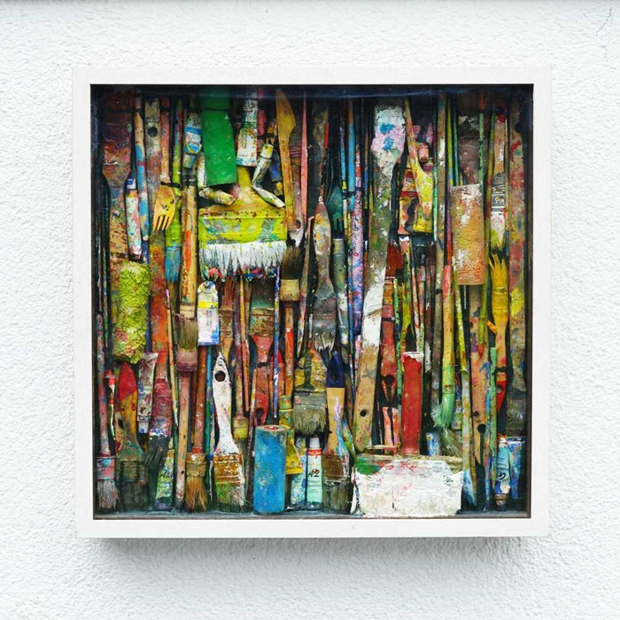 "RE 1" ist das Ergebnis eines kreativen Experiments und ein herausragendes Beispiel für zeitgenössische Kunst. Dieses 2012 entstandene Wandobjekt zeigt alte Pinsel, Tuben, Farbroller und mehr, hinter Glas und Rahmen arrangiert. Die lebendigen, trockenen Farben verschmelzen auf einzigartige Weise mit dem ursprünglichen Holz der Utensilien. Die vertikale und dichte Anordnung erzeugt eine harmonische Symphonie aus Farben und Texturen. ARTLET | Atelier Hellbusch