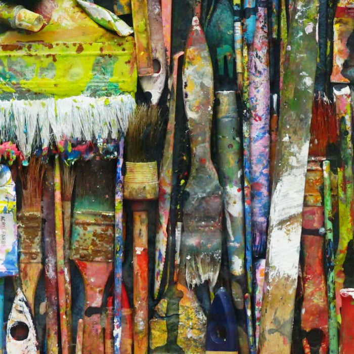 "RE 1" (Nahaufnahme) ist das Ergebnis eines kreativen Experiments und ein herausragendes Beispiel für zeitgenössische Kunst. Dieses 2012 entstandene Wandobjekt zeigt alte Pinsel, Tuben, Farbroller und mehr, hinter Glas und Rahmen arrangiert. Die lebendigen, trockenen Farben verschmelzen auf einzigartige Weise mit dem ursprünglichen Holz der Utensilien. Die vertikale und dichte Anordnung erzeugt eine harmonische Symphonie aus Farben und Texturen. ARTLET | Atelier Hellbusch