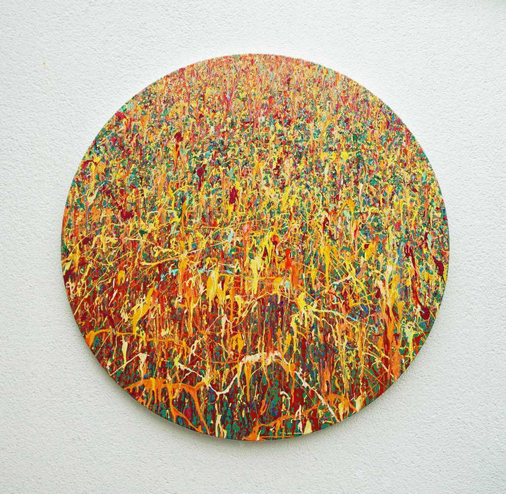 Runde abstrakte Kunst in leuchtenden Farben, Claim 154 (in Situation), Acryl und Lack auf Leinwand, 120 cm Durchmesser, zeitgenössische abstrakte Kunst, Atelier Hellbusch.