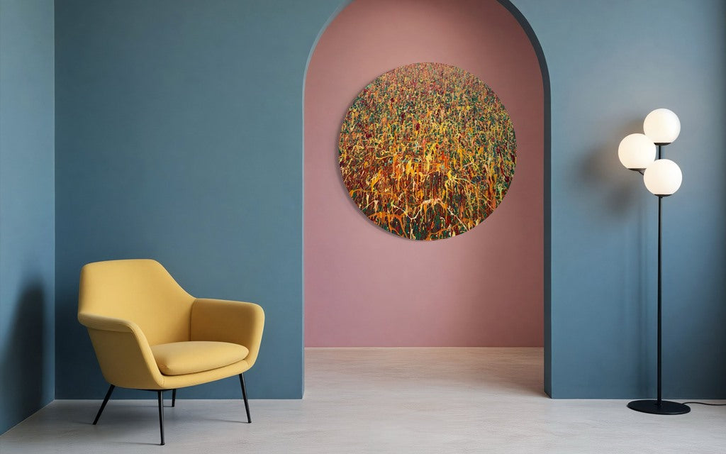 Runde abstrakte Kunst in leuchtenden Farben, Claim 154 (in Situation), Acryl und Lack auf Leinwand, 120 cm Durchmesser, zeitgenössische abstrakte Kunst, Atelier Hellbusch.