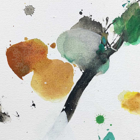 Abstraktes Gemälde „Seltener Schmetterling“ mit zarten Grün- und Orangetönen, moderne Tiermalerei voller Leichtigkeit, abstrakte Farbflächen auf weißem Grund, Atelier Hellbusch