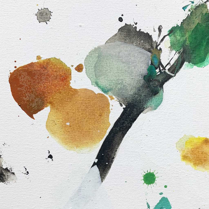 Abstraktes Gemälde „Seltener Schmetterling“ mit zarten Grün- und Orangetönen, moderne Tiermalerei voller Leichtigkeit, abstrakte Farbflächen auf weißem Grund, Atelier Hellbusch