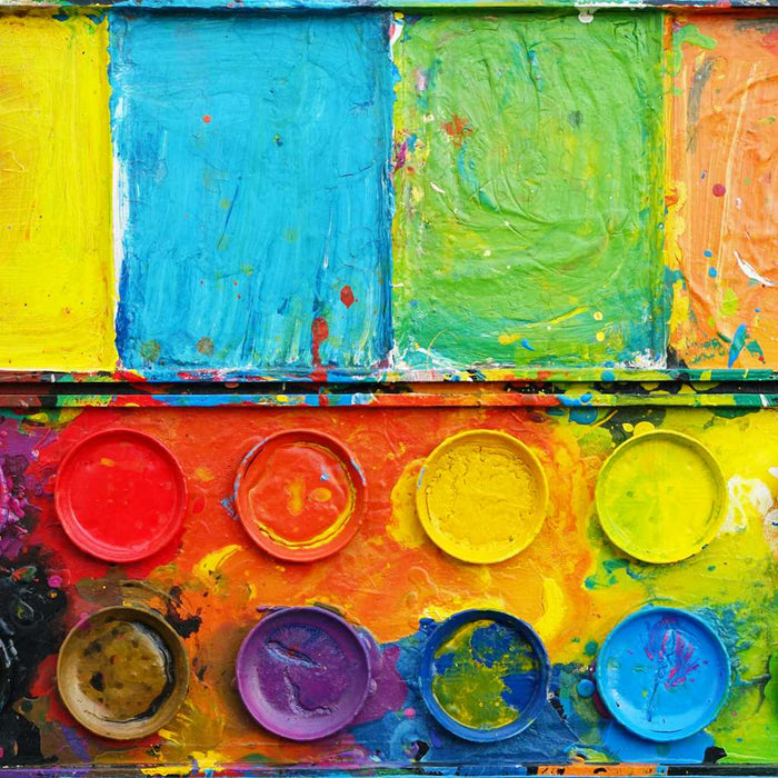 "Der Sommer" zeigt moderne Kunst auf dem Farbkasten (80 x 110 cm). In den Mischfächer (unten) sind bunte Farben zu sehen: orange, grün, blau und gelb. Oben befinden sich 12 Farbteller. In den Zwischenräumen sind Farbkleckse und -flecken sichtbar. Die Malerei wurde experimentell umgesetzt. Abstraktes Gemälde. ARTLET - Atelier Hellbusch.