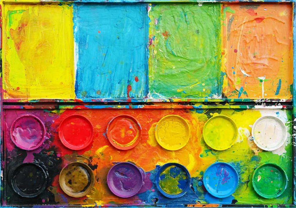 "Der Sommer" zeigt moderne Kunst auf dem Farbkasten (80 x 110 cm). In den Mischfächer (unten) sind bunte Farben zu sehen: orange, grün, blau und gelb. Oben befinden sich 12 Farbteller. In den Zwischenräumen sind Farbkleckse und -flecken sichtbar. Die Malerei wurde experimentell umgesetzt. Abstraktes Gemälde. ARTLET - Atelier Hellbusch.
