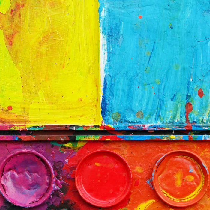 "Der Sommer" zeigt moderne Kunst auf dem Farbkasten (80 x 110 cm, Nahaufnahme). In den Mischfächer (unten) sind bunte Farben zu sehen: orange, grün, blau und gelb. Oben befinden sich 12 Farbteller. In den Zwischenräumen sind Farbkleckse und -flecken sichtbar. Die Malerei wurde experimentell umgesetzt. Abstraktes Gemälde. ARTLET - Atelier Hellbusch.