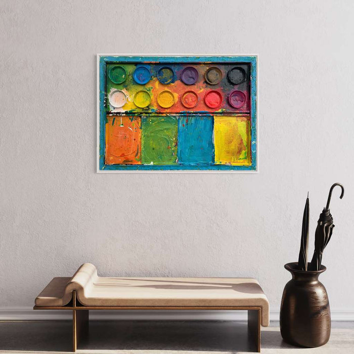 "Der Sommer" zeigt moderne Kunst auf dem Farbkasten (80 x 110 cm, in Situation). In den Mischfächer (unten) sind bunte Farben zu sehen: orange, grün, blau und gelb. Oben befinden sich 12 Farbteller. In den Zwischenräumen sind Farbkleckse und -flecken sichtbar. Die Malerei wurde experimentell umgesetzt. Abstraktes Gemälde. ARTLET - Atelier Hellbusch.