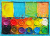 "Der Sommer" zeigt moderne Kunst auf dem Farbkasten (80 x 110 cm). In den Mischfächer (unten) sind bunte Farben zu sehen: orange, grün, blau und gelb. Oben befinden sich 12 Farbteller. In den Zwischenräumen sind Farbkleckse und -flecken sichtbar. Die Malerei wurde experimentell umgesetzt. Abstraktes Gemälde. ARTLET - Atelier Hellbusch.
