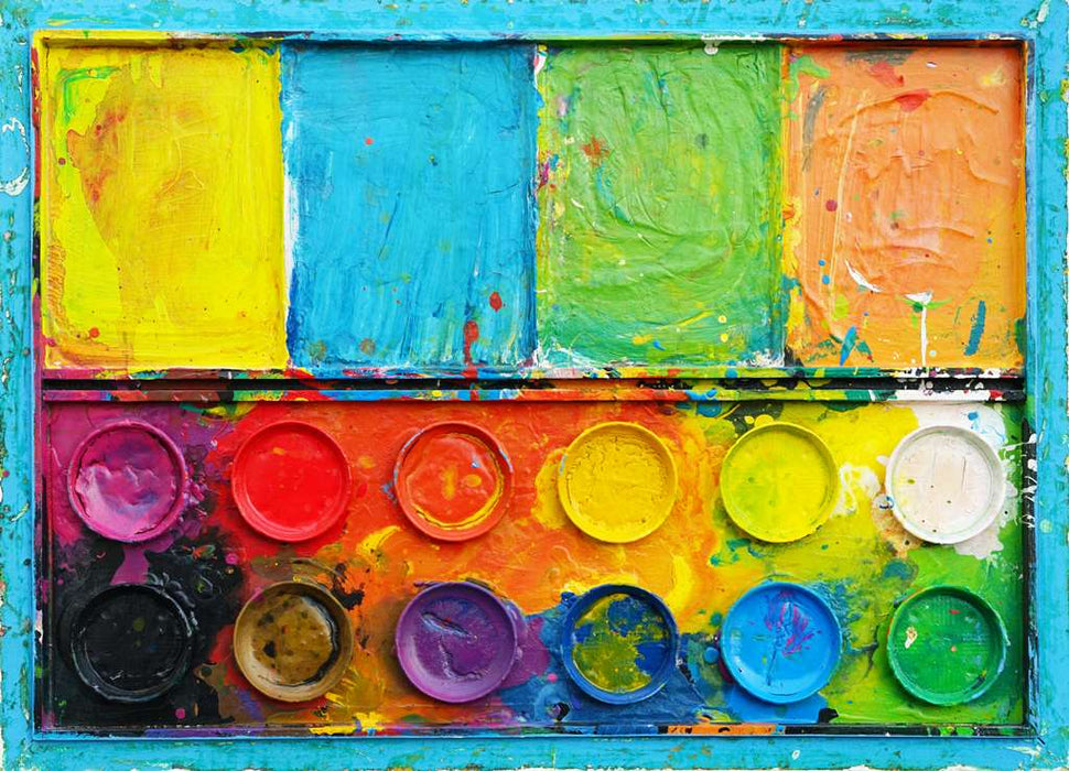 "Der Sommer" zeigt moderne Kunst auf dem Farbkasten (80 x 110 cm). In den Mischfächer (unten) sind bunte Farben zu sehen: orange, grün, blau und gelb. Oben befinden sich 12 Farbteller. In den Zwischenräumen sind Farbkleckse und -flecken sichtbar. Die Malerei wurde experimentell umgesetzt. Abstraktes Gemälde. ARTLET - Atelier Hellbusch.