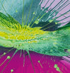 Splash 32 | Experimentelle Kunst mit bunten Farben. Malerei auf runde Leinwand mit einem Durchmesser von 100 cm (Ausschnitt). Das Gemälde ist bunt mit Grün und Violett als dominante Farbe. Außerdem sind Magenta, Gelb und Weiß in einer schwungvollen, abstrakten Komposition zu sehen. Die Malerei ist durch Farbwürfe entstanden. Präsentiert und fotographiert an der Außenmauer des Ateliers Hellbusch. Experimentelle Kunst. ARTLET | Atelier Hellbusch