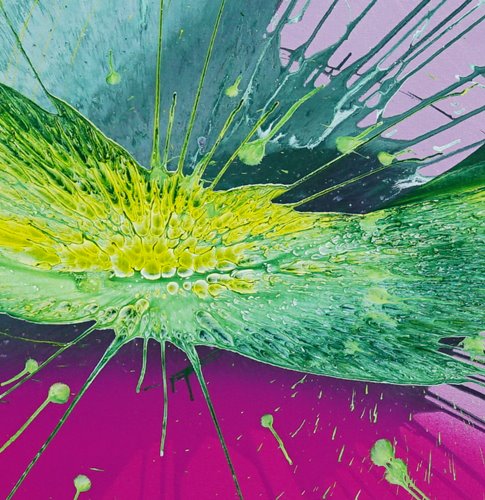 Splash 32 | Experimentelle Kunst mit bunten Farben. Malerei auf runde Leinwand mit einem Durchmesser von 100 cm (Ausschnitt). Das Gemälde ist bunt mit Grün und Violett als dominante Farbe. Außerdem sind Magenta, Gelb und Weiß in einer schwungvollen, abstrakten Komposition zu sehen. Die Malerei ist durch Farbwürfe entstanden. Präsentiert und fotographiert an der Außenmauer des Ateliers Hellbusch. Experimentelle Kunst. ARTLET | Atelier Hellbusch