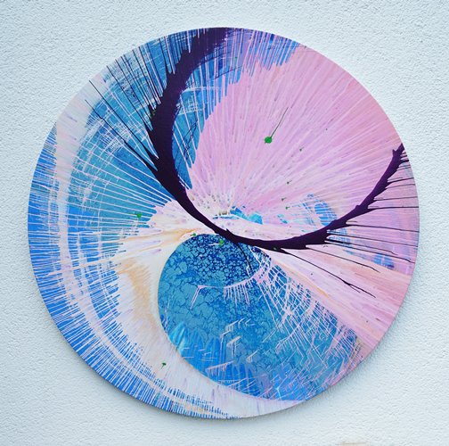 Splash 33 | Moderne Kunst in Blau, Violett und Pink. Malerei auf runde Leinwand mit einem Durchmesser von 100 cm. Durch Farbwürfe auf der Leinwand entsteht eine schwungvolle, abstrakte Komposition in kühlen Farben. Präsentiert und fotographiert an der Außenmauer des Ateliers Hellbusch. Experimentelle Kunst. ARTLET | Atelier Hellbusch