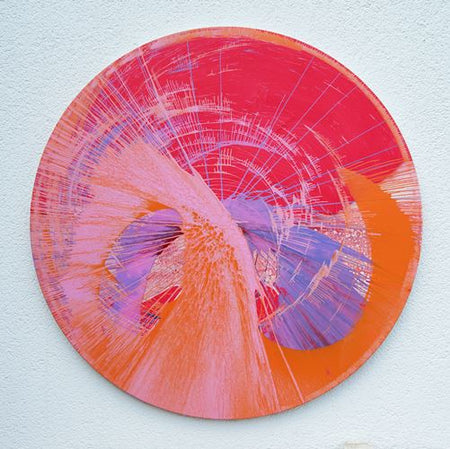 Splash 34 | Experimentelle Kunst in Rot, Flieder, Orange und Pink. Malerei auf runde Leinwand mit einem Durchmesser von 100 cm. Durch Farbwürfe auf der Leinwand entsteht eine schwungvolle, abstrakte Komposition in warmen Farben. Präsentiert und fotographiert an der Außenmauer des Ateliers Hellbusch. Experimentelle Kunst. ARTLET | Atelier Hellbusch