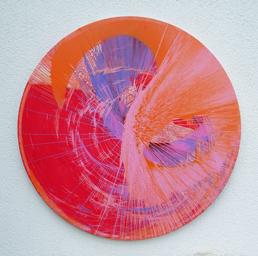 Splash 34 | Experimentelle Kunst in Rot, Flieder, Orange und Pink. Malerei auf runde Leinwand mit einem Durchmesser von 100 cm. Durch Farbwürfe auf der Leinwand entsteht eine schwungvolle, abstrakte Komposition in warmen Farben. Präsentiert und fotographiert an der Außenmauer des Ateliers Hellbusch. Experimentelle Kunst. ARTLET | Atelier Hellbusch