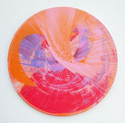 Splash 34 | Experimentelle Kunst in Rot, Flieder, Orange und Pink. Malerei auf runde Leinwand mit einem Durchmesser von 100 cm. Durch Farbwürfe auf der Leinwand entsteht eine schwungvolle, abstrakte Komposition in warmen Farben. Präsentiert und fotographiert an der Außenmauer des Ateliers Hellbusch. Experimentelle Kunst. ARTLET | Atelier Hellbusch