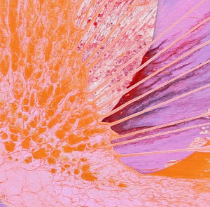 Splash 34 | Experimentelle Kunst in Rot, Flieder, Orange und Pink. Malerei auf runde Leinwand mit einem Durchmesser von 100 cm (hier ein Ausschnitt davon). Durch Farbwürfe auf der Leinwand entsteht eine schwungvolle, abstrakte Komposition in warmen Farben. Präsentiert und fotographiert an der Außenmauer des Ateliers Hellbusch. Experimentelle Kunst. ARTLET | Atelier Hellbusch