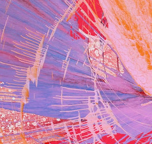 Splash 34 | Experimentelle Kunst in Rot, Flieder, Orange und Pink. Malerei auf runde Leinwand mit einem Durchmesser von 100 cm (hier ist ein Ausschnitt davon zu sehen). Durch Farbwürfe auf der Leinwand entsteht eine schwungvolle, abstrakte Komposition in warmen Farben. Präsentiert und fotographiert an der Außenmauer des Ateliers Hellbusch. Experimentelle Kunst. ARTLET | Atelier Hellbusch