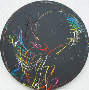 Experimentelles Gemälde auf runder Leinwand mit lebendigen Farbspritzern auf schwarzem Hintergrund. ARTLET - Atelier Hellbusch