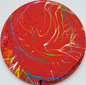 Gemälde Splash 43: Runde Leinwand mit rotem Hintergrund und dynamischen, bunten Farbspritzern in Weiß, Gelb, Grün, Blau und Schwarz. Zeitgenössische, experimentelle Kunst von 2024. ARTLET - Atelier Hellbusch
