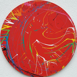Gemälde Splash 43: Runde Leinwand mit rotem Hintergrund und dynamischen, bunten Farbspritzern in Weiß, Gelb, Grün, Blau und Schwarz. Zeitgenössische, experimentelle Kunst von 2024. ARTLET - Atelier Hellbusch