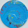 Abstraktes rundes Gemälde "Splash 48" von Mark Hellbusch, 80 cm Durchmesser, erstellt 2024, in Acryl- und Lackfarben, das dynamische und lebendige Farbmuster auf einer blauen Leinwand zeigt. Perfekt für moderne Wohnräume.