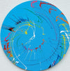 Abstraktes rundes Gemälde "Splash 48" von Mark Hellbusch, 80 cm Durchmesser, erstellt 2024, in Acryl- und Lackfarben, das dynamische und lebendige Farbmuster auf einer blauen Leinwand zeigt. Perfekt für moderne Wohnräume.