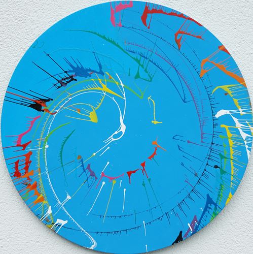 Abstraktes rundes Gemälde "Splash 48" von Mark Hellbusch, 80 cm Durchmesser, erstellt 2024, in Acryl- und Lackfarben, das dynamische und lebendige Farbmuster auf einer blauen Leinwand zeigt. Perfekt für moderne Wohnräume.