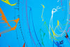 Abstraktes rundes Gemälde "Splash 48" (Nahaufnahme) von Mark Hellbusch, 80 cm Durchmesser, erstellt 2024, in Acryl- und Lackfarben, das dynamische und lebendige Farbmuster auf einer blauen Leinwand zeigt. Perfekt für moderne Wohnräume. ARTLET | Atelier Hellbusch