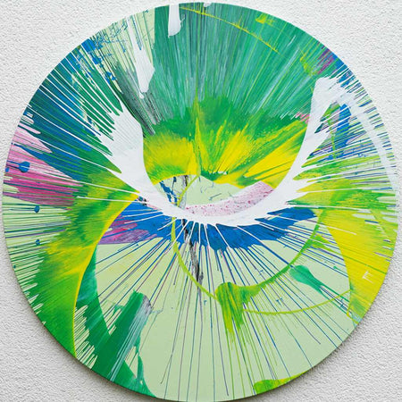 Rundes Gemälde „Splash 11“ mit kräftigem Grün, Gelb, Blau und Weiß, abstrakte Acrylmalerei voller Dynamik und Bewegung auf rotierender Leinwand, Atelier Hellbusch